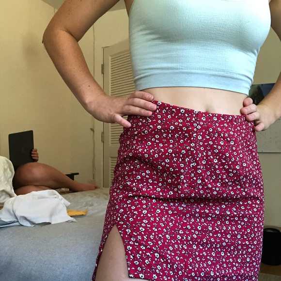 red floral skirt(white floral pattern) - Picture 3 of 5